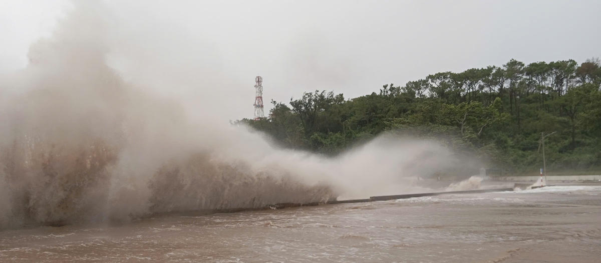 Cột sóng cao ở khu vực biển Đồ Sơn cao đến hơn 5m. Ảnh: Công Trường. 