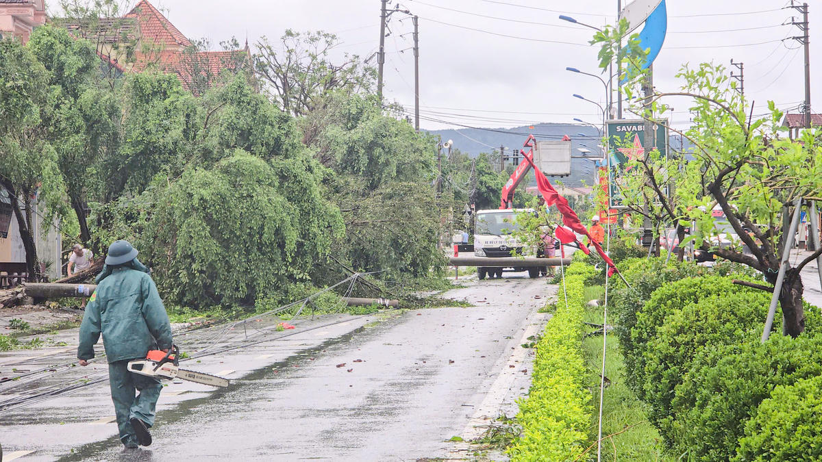 Gió mạnh kèm mưa lớn đã làm ngập úng nhiều khu vực, hư hỏng nhà cửa, công trình hạ tầng, gây ảnh hưởng nặng nề đến đời sống nhân dân. Ảnh: Cẩm Kỳ.