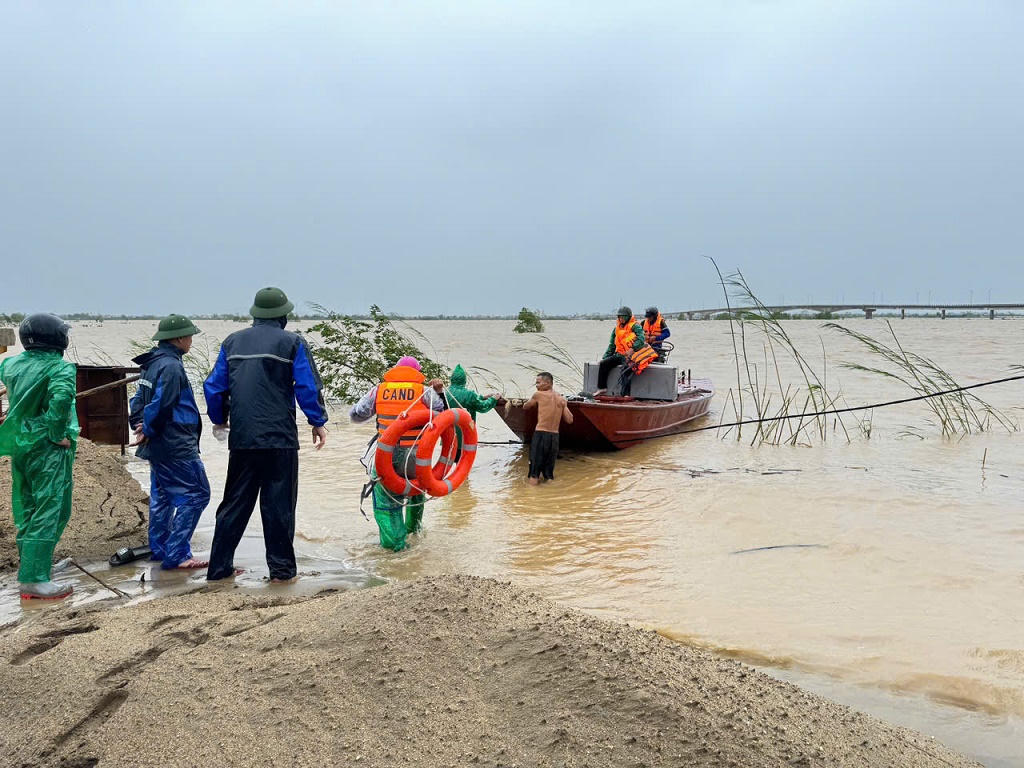Công an triển khai lực lượng, tiếp cận người dân bị lật thuyền, mắc kẹt tại bãi bồi Sông Lam. Ảnh: Công an tỉnh Nghệ An.