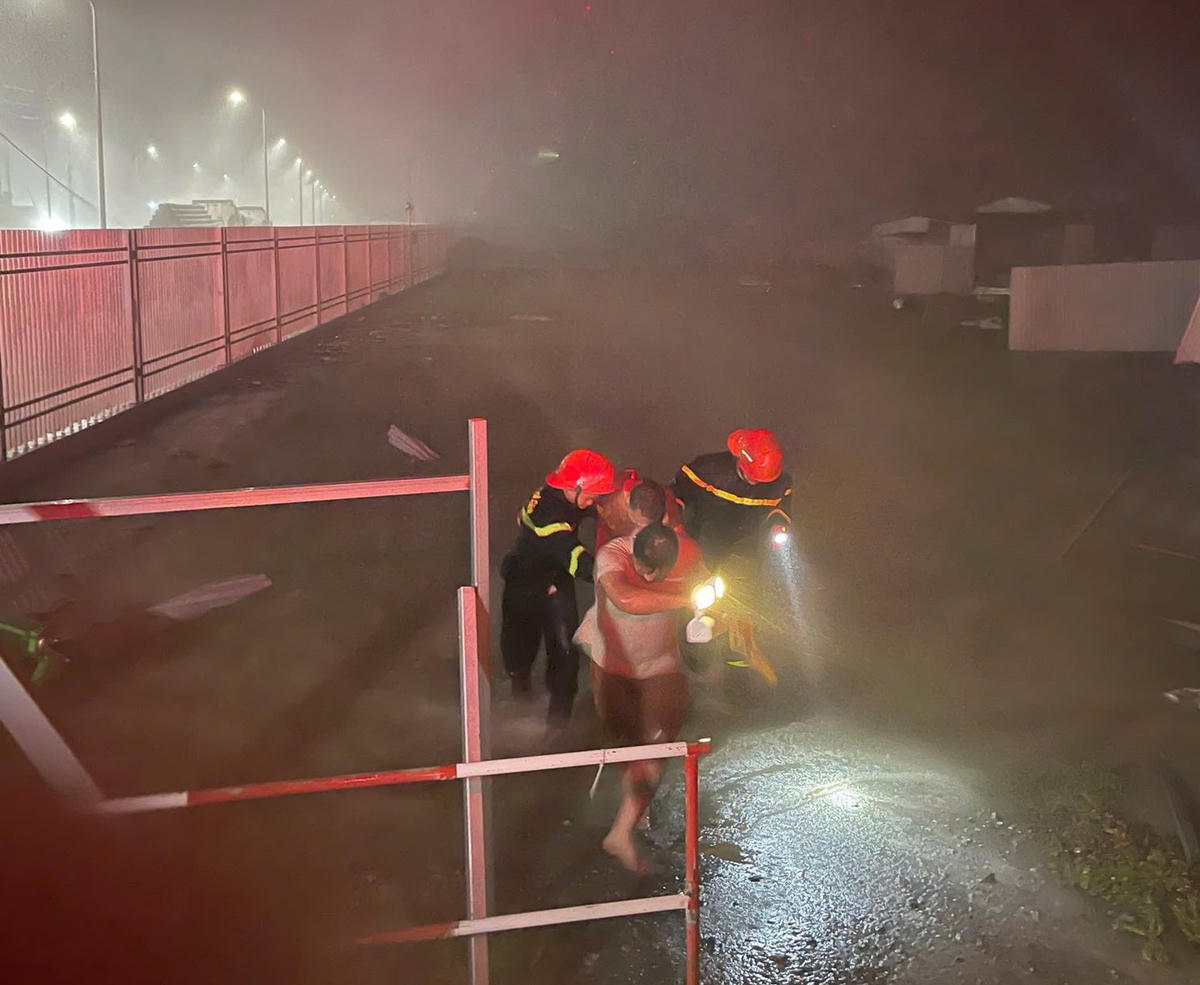 Đội CC&CNCH số 8 đã điều động 2 xe cùng 12 cán bộ, chiến sĩ đến hiện trường, triển khai biện pháp cứu hộ 4 người bị mắc kẹt do sập mái tôn và cấu kiện công trình tại xã Trung Lộc. Ảnh: CACC.