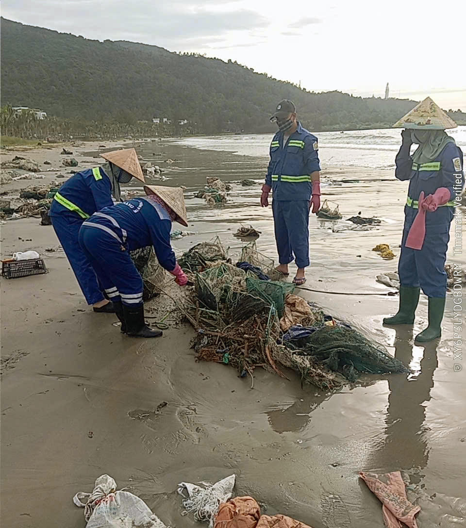 Rác tấp vào bãi biển khu vực Mân Thái. Ảnh: Nguyễn Tú.