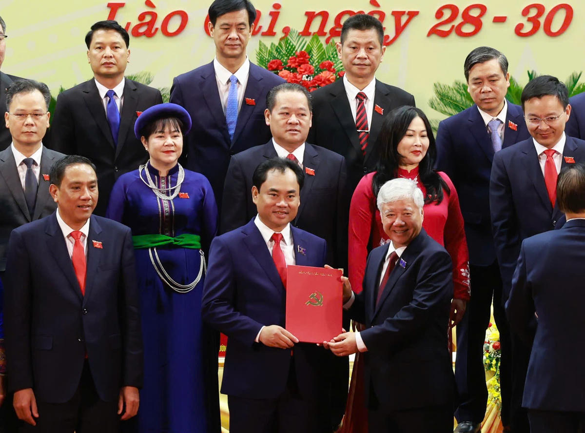 Ủy viên Bộ Chính trị, Bí thư Trung ương Đảng, Bí thư Đảng ủy MTTQ, các đoàn thể Trung ương, Chủ tịch Ủy ban Trung ương MTTQ Việt Nam Đỗ Văn Chiến trao quyết định của Bộ Chính trị chỉ định ông Trịnh Việt Hùng, Bí thư Tỉnh ủy Thái Nguyên giữ chức Bí thư Tỉnh ủy Lào Cai, nhiệm kỳ 2025 - 2030. Ảnh: Ngô Hùng.