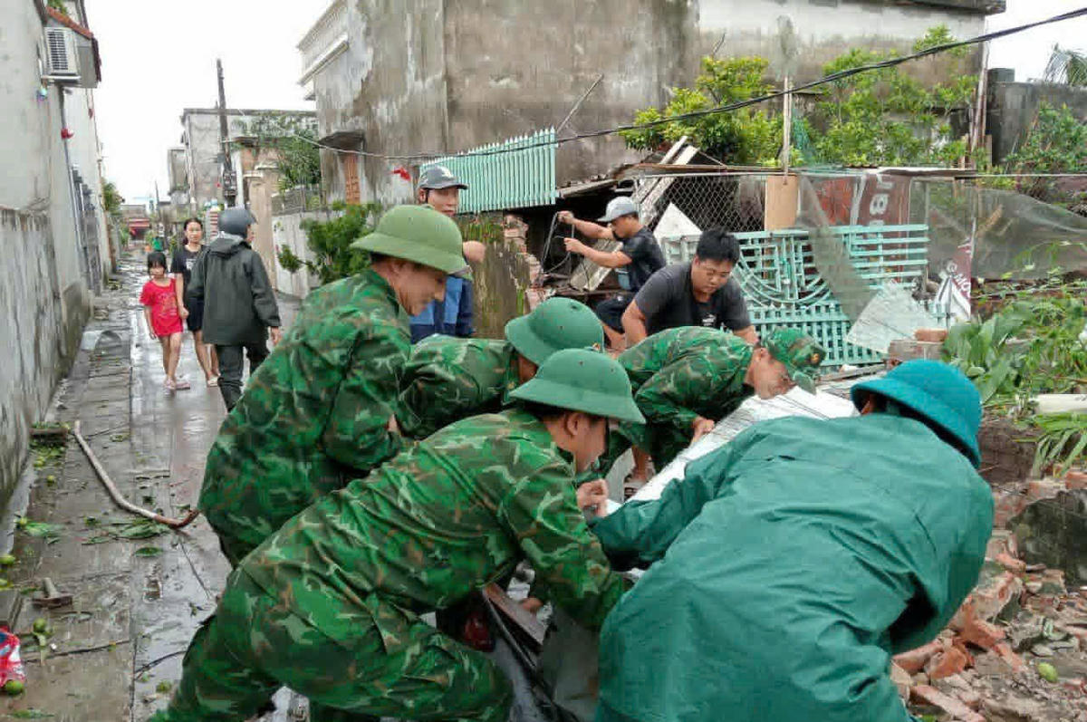 Bộ đội Biên phòng tỉnh Hưng Yên giúp địa phương khắc phục hậu quả lốc xoáy. Ảnh: Bộ đội Biên phòng tỉnh Hưng Yên.