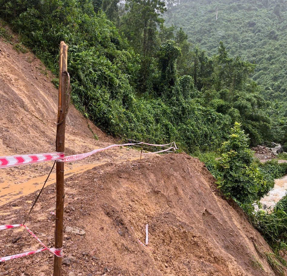 Tuyến đường vào thôn Z'Lao bị sạt lở đất đá để phục vụ lưu thông. Ảnh: CV.
