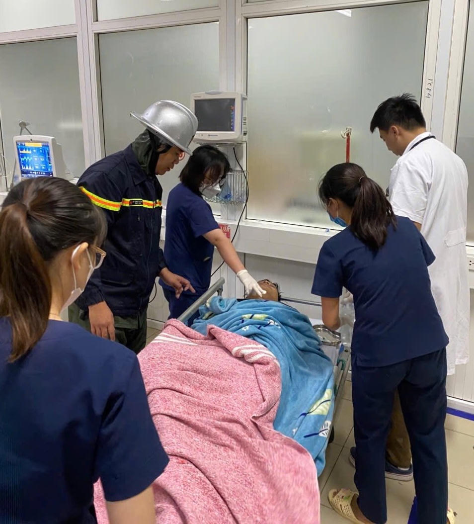 Các nạn nhân sau đó được đưa đến bệnh viên để cấp cứu. Ảnh: CACC.