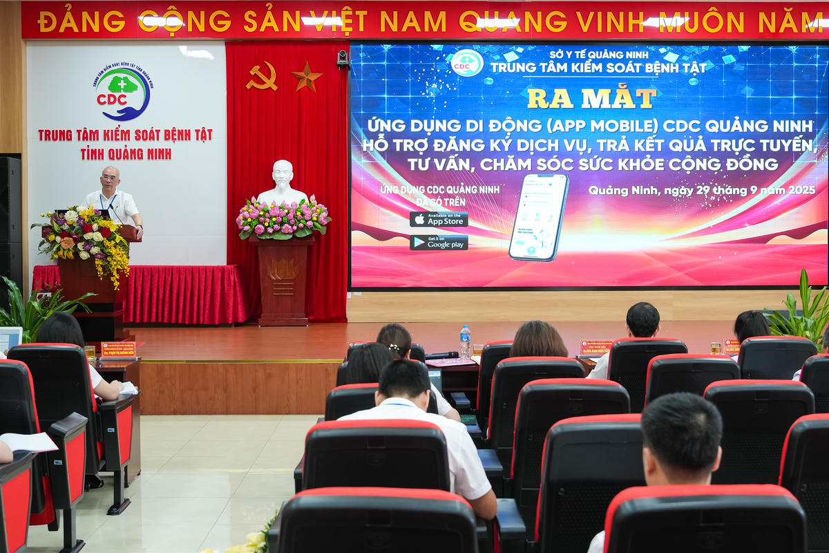 Giám đốc CDC Quảng Ninh Vũ Quyết Thắng phát biểu tại lễ ra mắt app CDC Quảng Ninh. Ảnh: Công Sơn.
