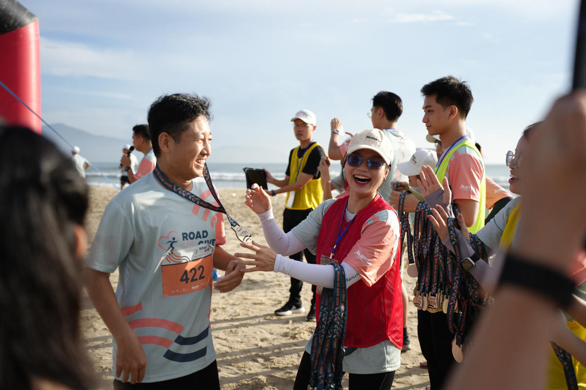 Trao huy chương cho các vận động viên về đích. Ảnh: Nguyễn Tú.