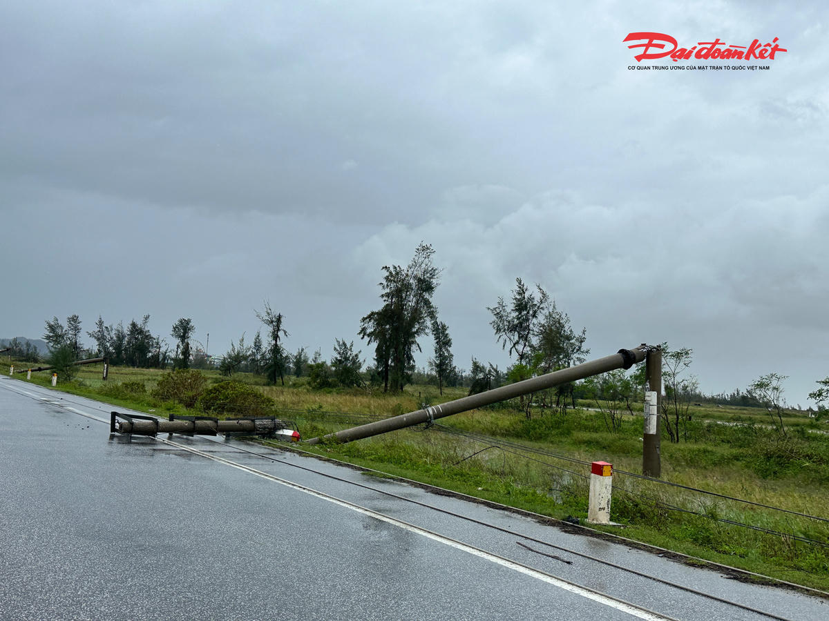 Cột điện gãy ngang dọc tuyến đường ven biển, đoạn qua xã Lộc Hà, tỉnh Hà Tĩnh.