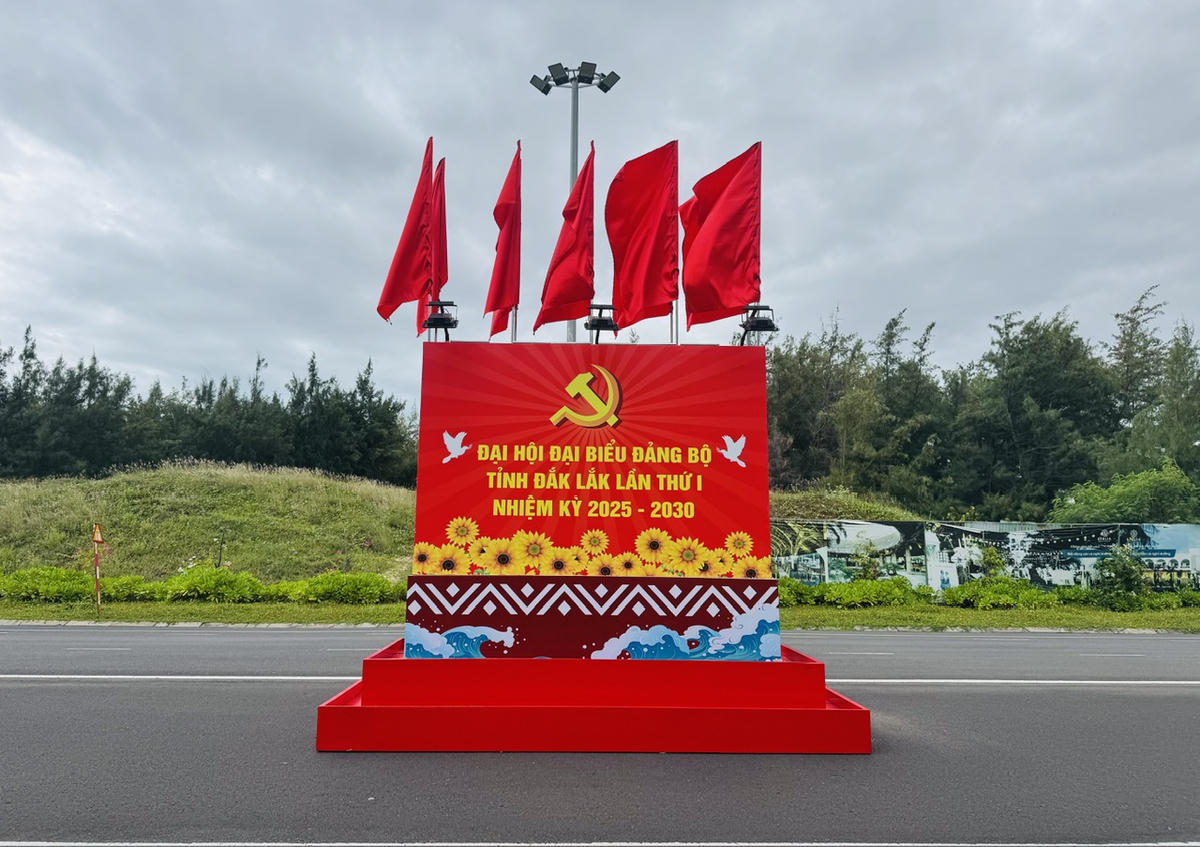 Cờ hoa, biểu ngữ được
trang trí trên nhiều tuyến đường phường Tuy Hoà. Ảnh: Đình Sang.