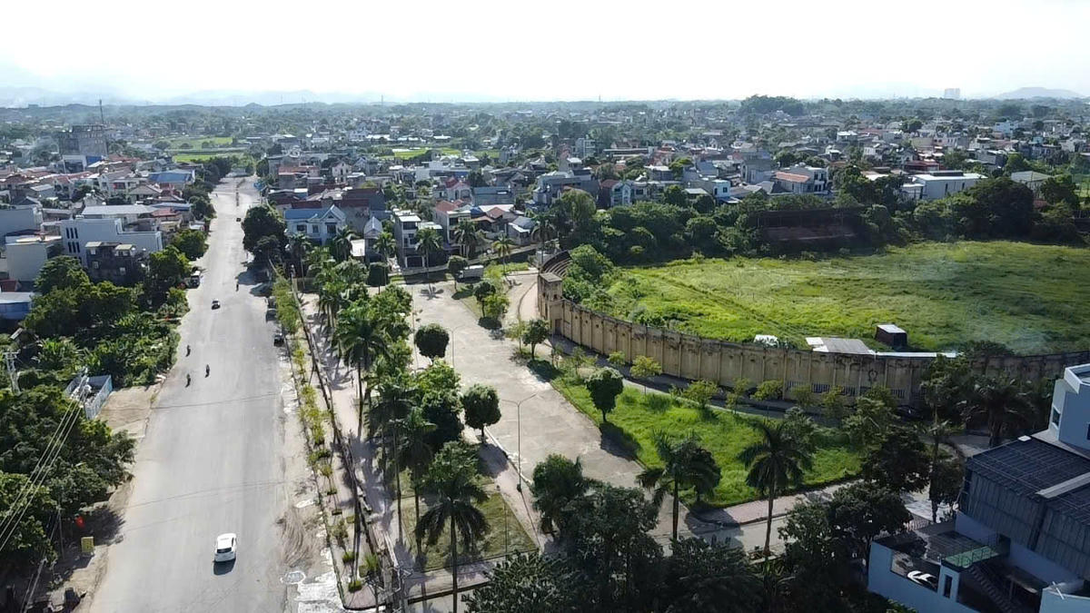 Bà Vũ Thị Thu Huyền - Chánh Văn phòng UBND phường Tích Lương thông tin: Sân vận động Gang Thép bị bỏ hoang thuộc quyền quản lý, khai thác của Công ty CP Gang thép Thái Nguyên. Công trình này không phục vục các hoạt động văn hóa, thể thao của địa phương. Ảnh: Toán Nguyễn.