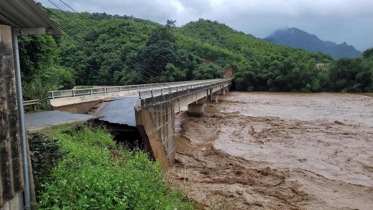 Cầu Sơn Thủy bị sập phần mặt đường dẫn lên cầu. Ảnh: UBND xã Sơn Thủy.
