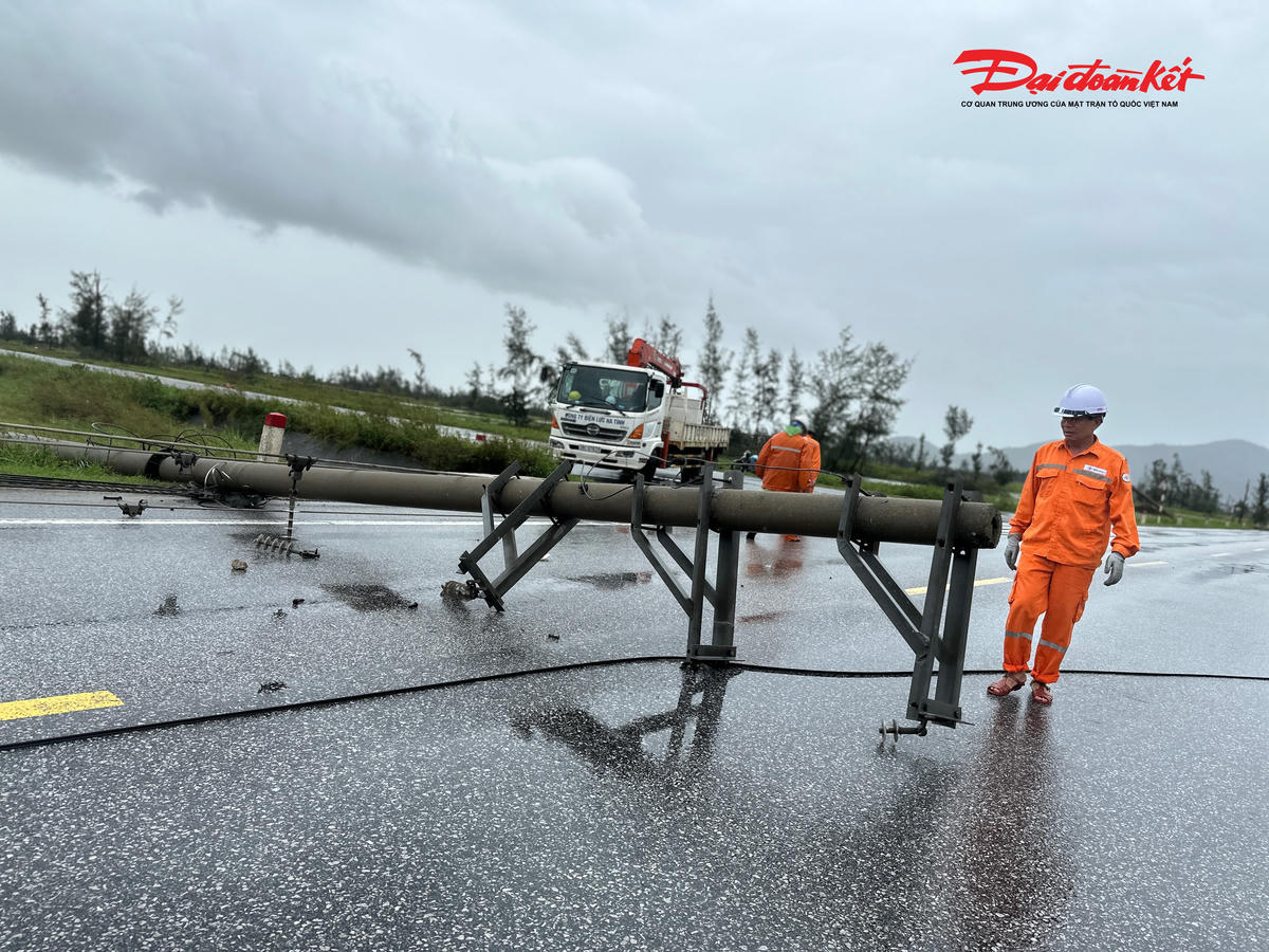 Theo ghi nhận của phóng viên Đại đoàn kết, hàng chục cột diện gãy ngang, nằm sạp xuống mặt đường. 