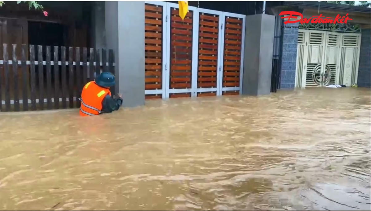 Bão số 10 giảm cấp, di chuyển lên khu vực biên giới Nghệ An - Trung Lào