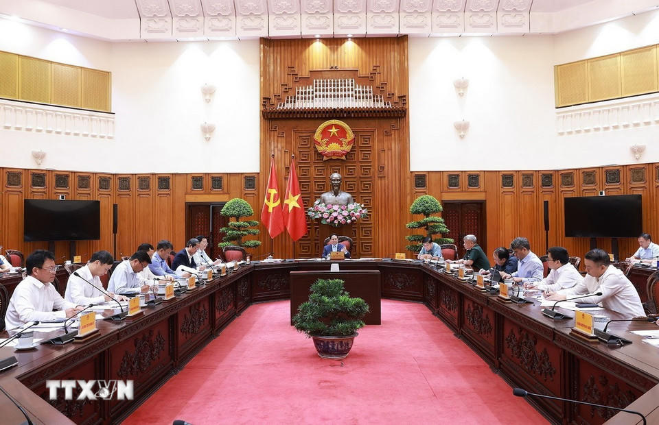 Thủ tướng Phạm Minh Chính chủ trì cuộc họp về triển khai đẩy nhanh tiến độ thực hiện các dự án đường sắt kết nối Việt-Trung. (Ảnh: Dương Giang/TTXVN)