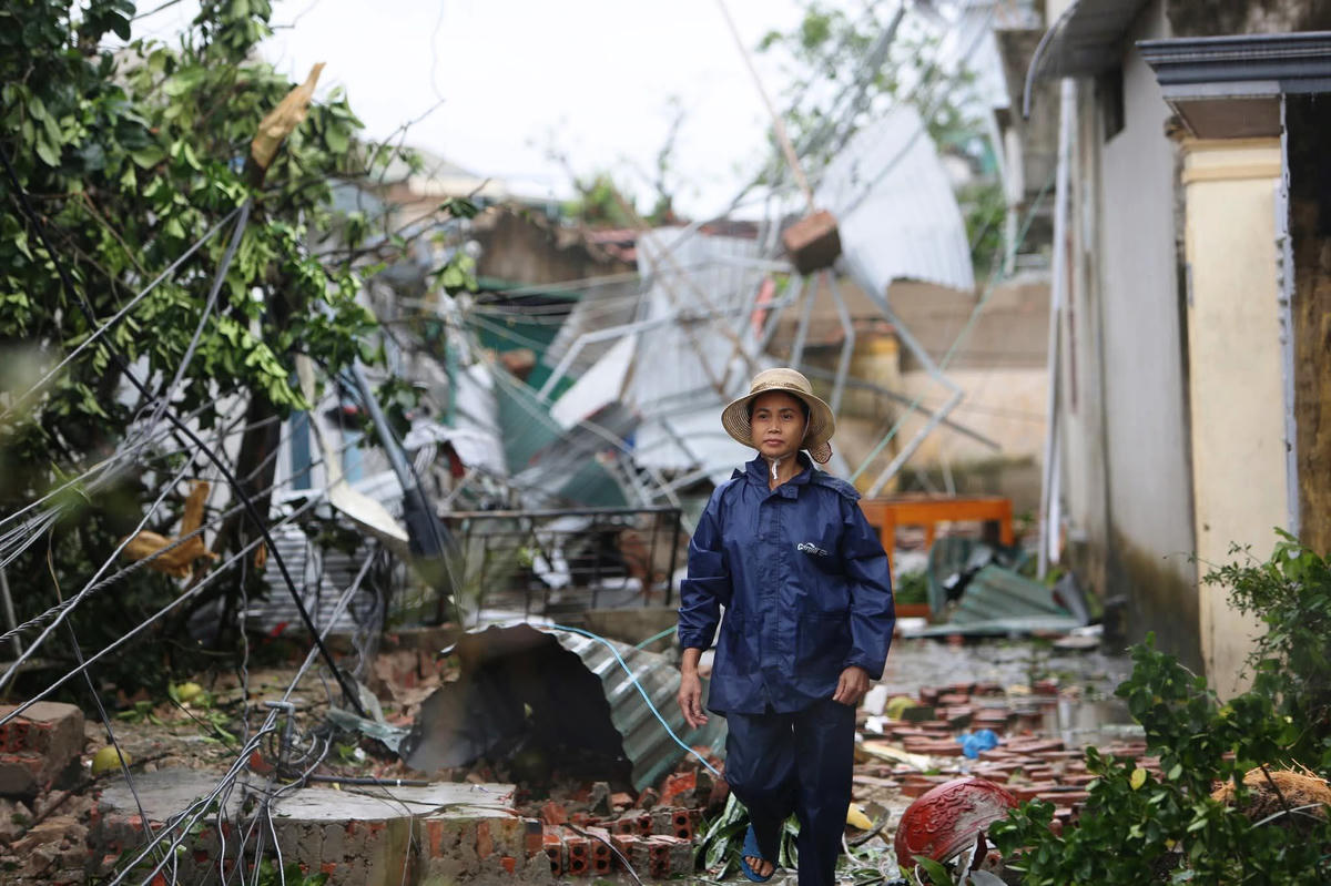 Xã Hoằng Phú tan hoang sau bão số 10. Ảnh: Nguyễn Chung.