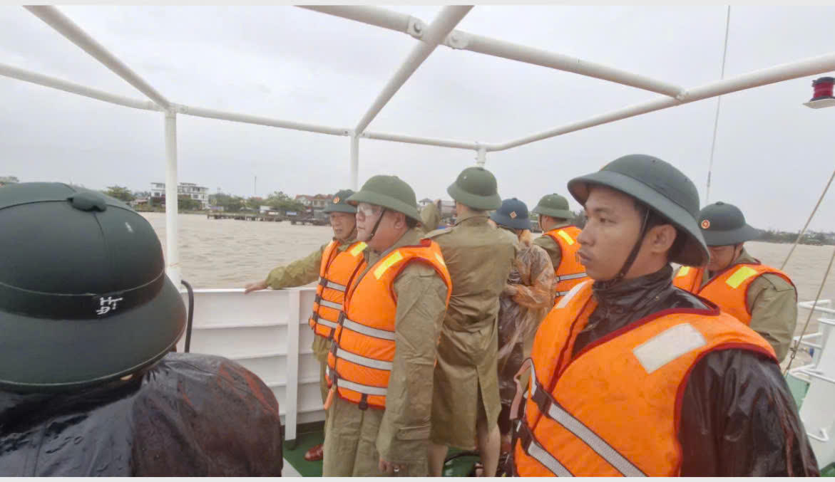 Ông Trần Phong, Chủ tịch UBND tỉnh Quảng Trị trực tiếp đến
hiện trường chỉ đạo công tác ứng cứu. Ảnh: BPCC.