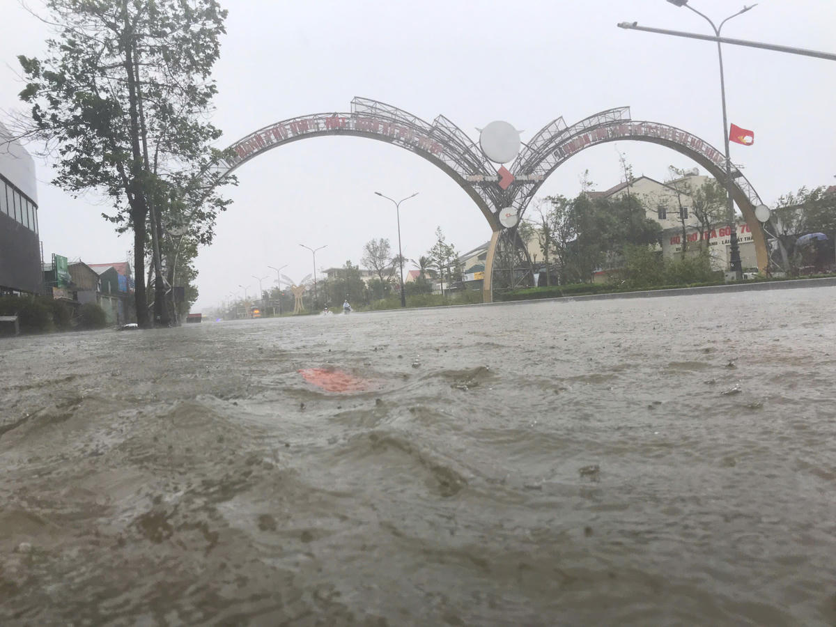 Tại phường Cửa Lò, nước biển dâng cao đã khiến nhiều tuyến đường bị ngập sâu từ 0,3-0,5m. Ảnh: ĐB.