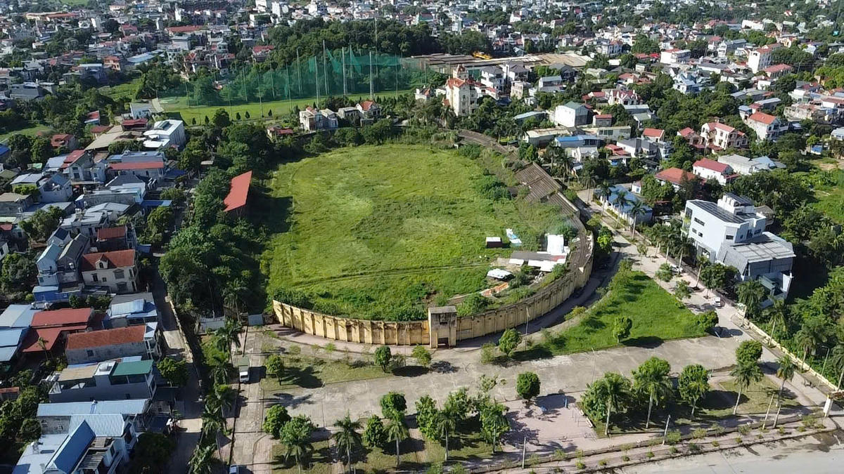 Sau khi giải phóng miền Nam, đất nước hoàn toàn độc lập, sân vận động Gang Thép được xây dựng và khánh thành năm 1978. Sân có sức chứa khoảng 16.000 chỗ ngồi và có th có thể tăng lên gần gấp đôi, tức khoảng 30.000 người đối với các sự kiện đặc biệt. Ảnh: Hương Trà.