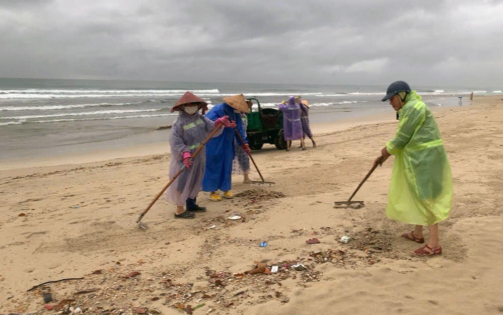 Các công nhân dọn các vật sắc nhọn, gây nguy hiểm cho du khách. Ảnh: Nguyễn Tú.