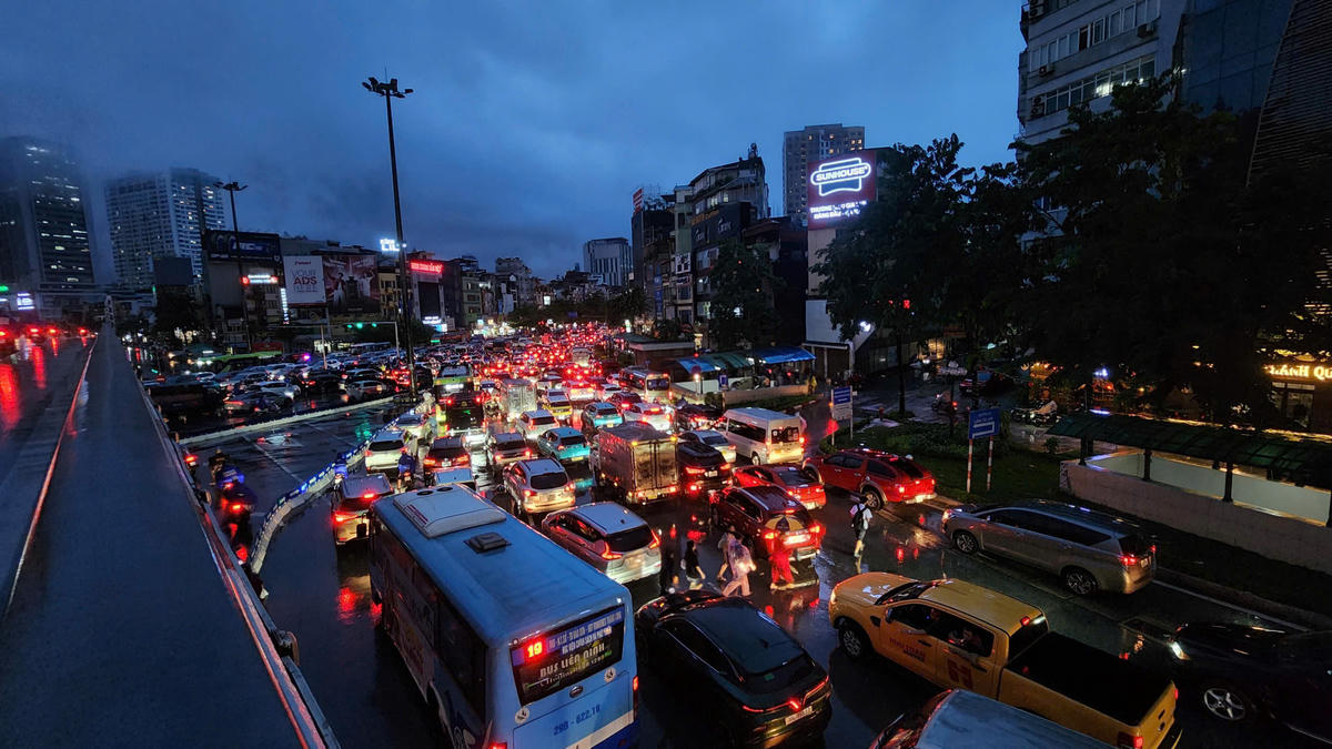 Ùn tắc kéo dài hướng về đường Láng.