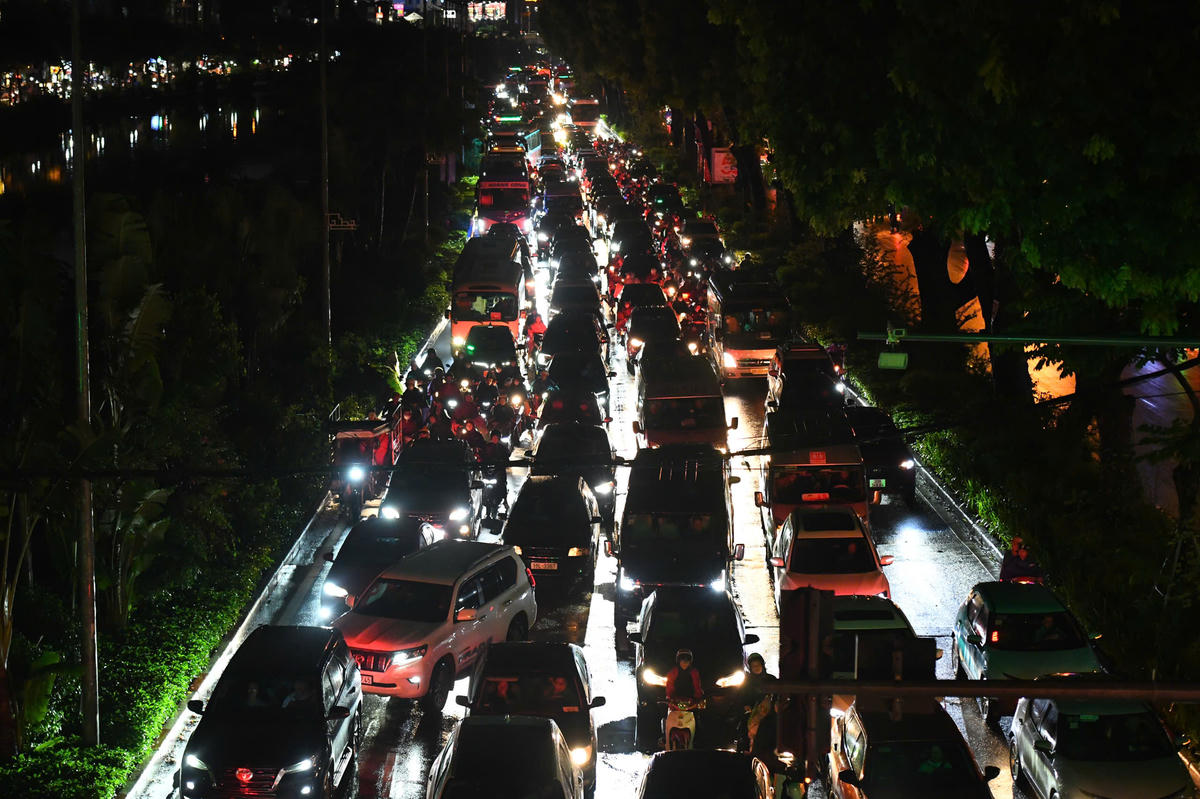 Sau trận mưa kéo dài cả ngày, giao thông Hà Nội ùn tắc nghiêm trọng