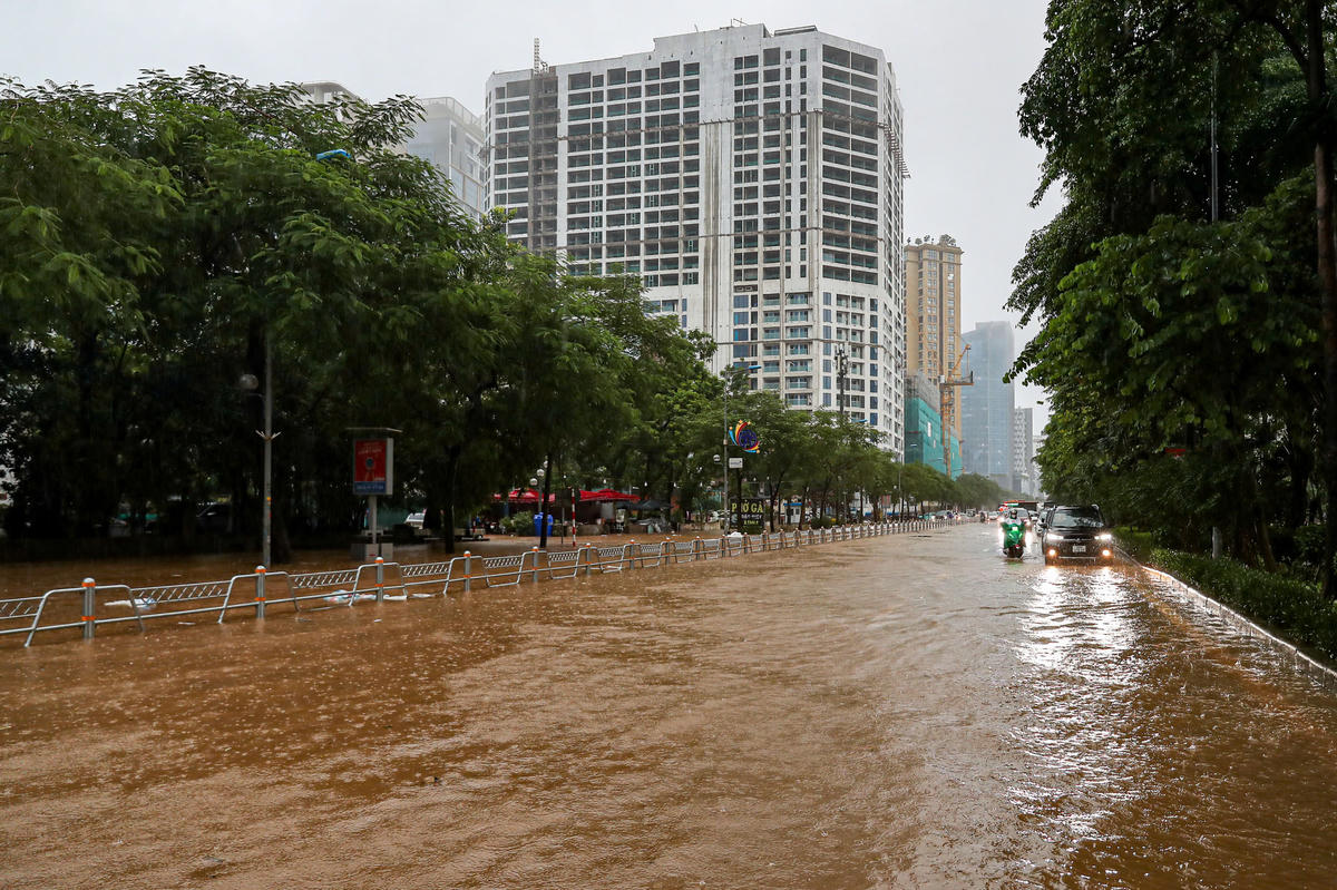 Hà Nội: Mưa lớn, đường ngập, người dân vất vả về nhà vào giờ tan tầm