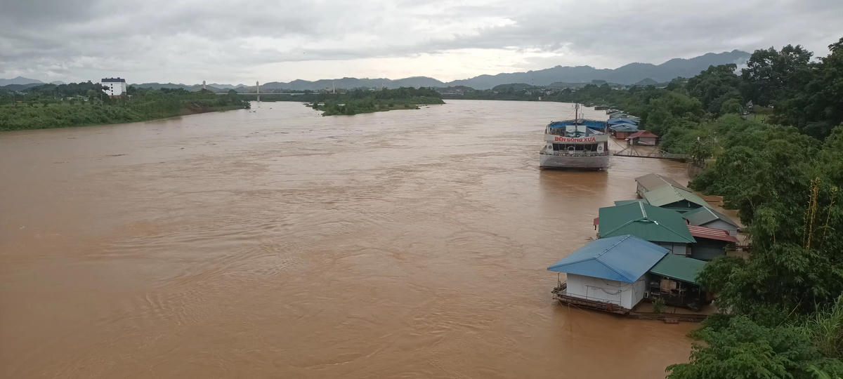Sáng 30/9
nước sông Lô đoạn khu vực cầu Nông Tiến, phường Minh Xuân, Tuyên Quang đang
dâng cao. Ảnh: Xuân Trường.