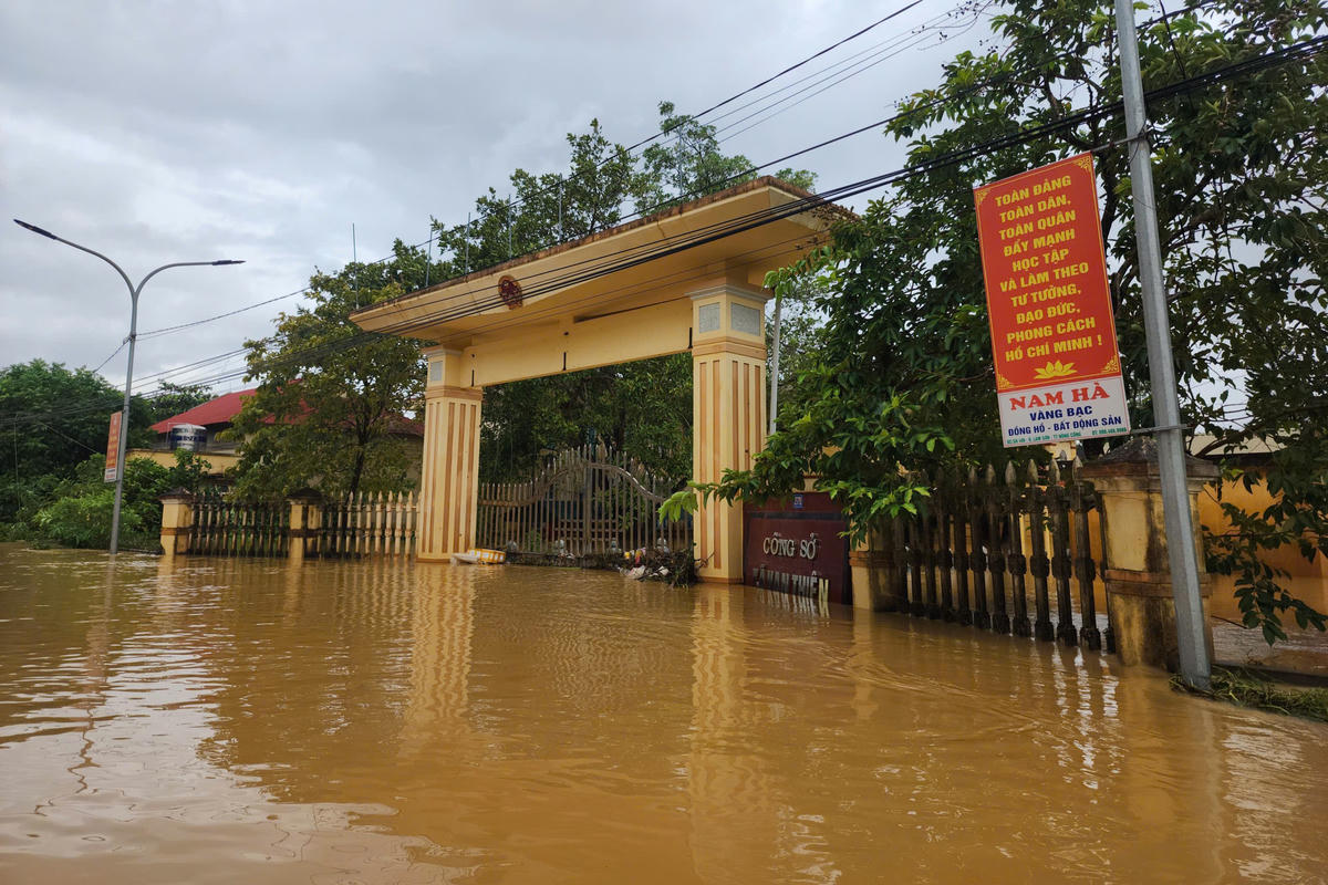 Công sở xã Vạn Thiện cũ (nay là xã Nông Cống) bị ngập sâu. Ảnh: Đình Minh