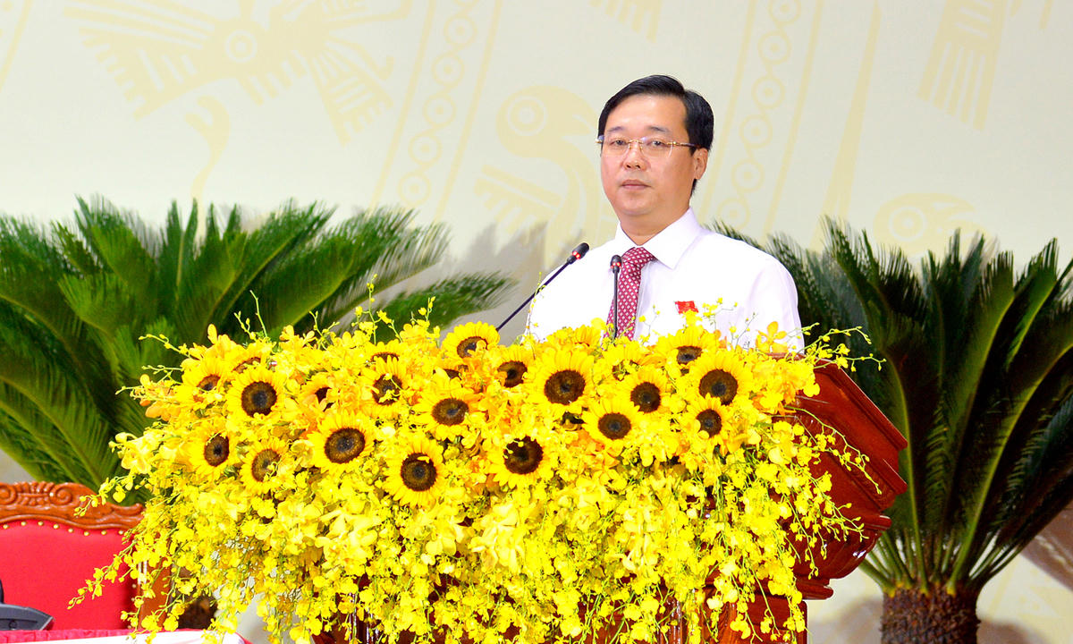 Bí thư Tỉnh uỷ Đồng Tháp Lê Quốc Phong điều hành nội dung bầu Đoàn Chủ tịch, Đoàn Thư ký, Ban Thẩm tra tư cách đại biểu Đại hội. (Ảnh: BTC).