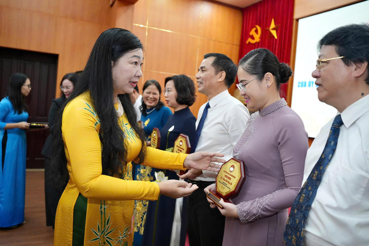 Bà Nguyễn Lan Hương, Chủ tịch Ủy ban MTTQ Việt Nam TP Hà Nội trao biểu trưng cho các gương điển hình tiên tiến, tiêu biểu. Ảnh: N. P