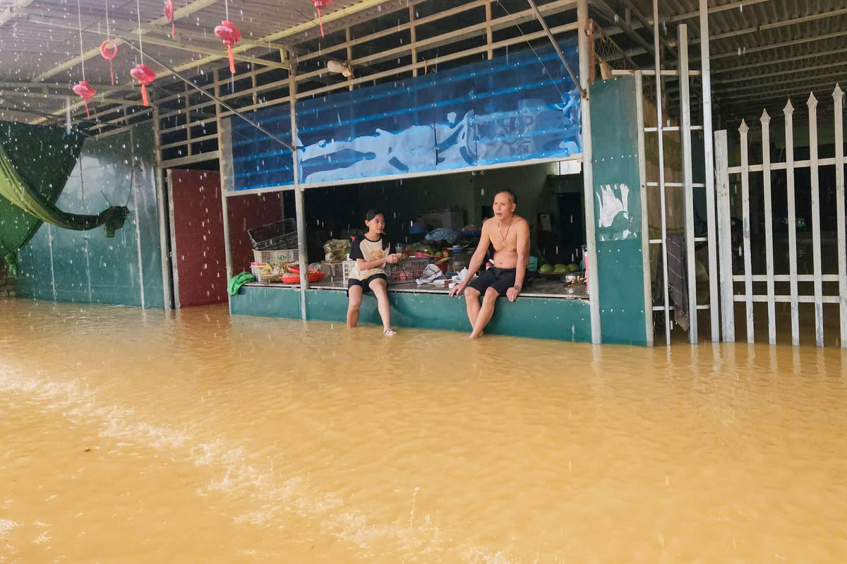 Các hộ dân sống trong vùng ngập lụt tại xã Nông Cống cho biết, từ trưa ngày 29/9, mực nước trên sông Yên đột ngột dâng cao, sau đó vượt mức báo động 3, khiến rất nhiều khu dân cư bị ngập từ 1 - 2m. Ảnh: Đình Minh