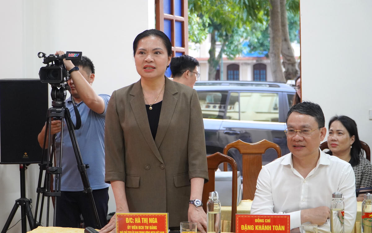 Phó Chủ tịch Ủy ban Trung ương MTTQ Việt Nam Hà Thị Nga thông tin thêm một số vấn đề. Ảnh: HN.