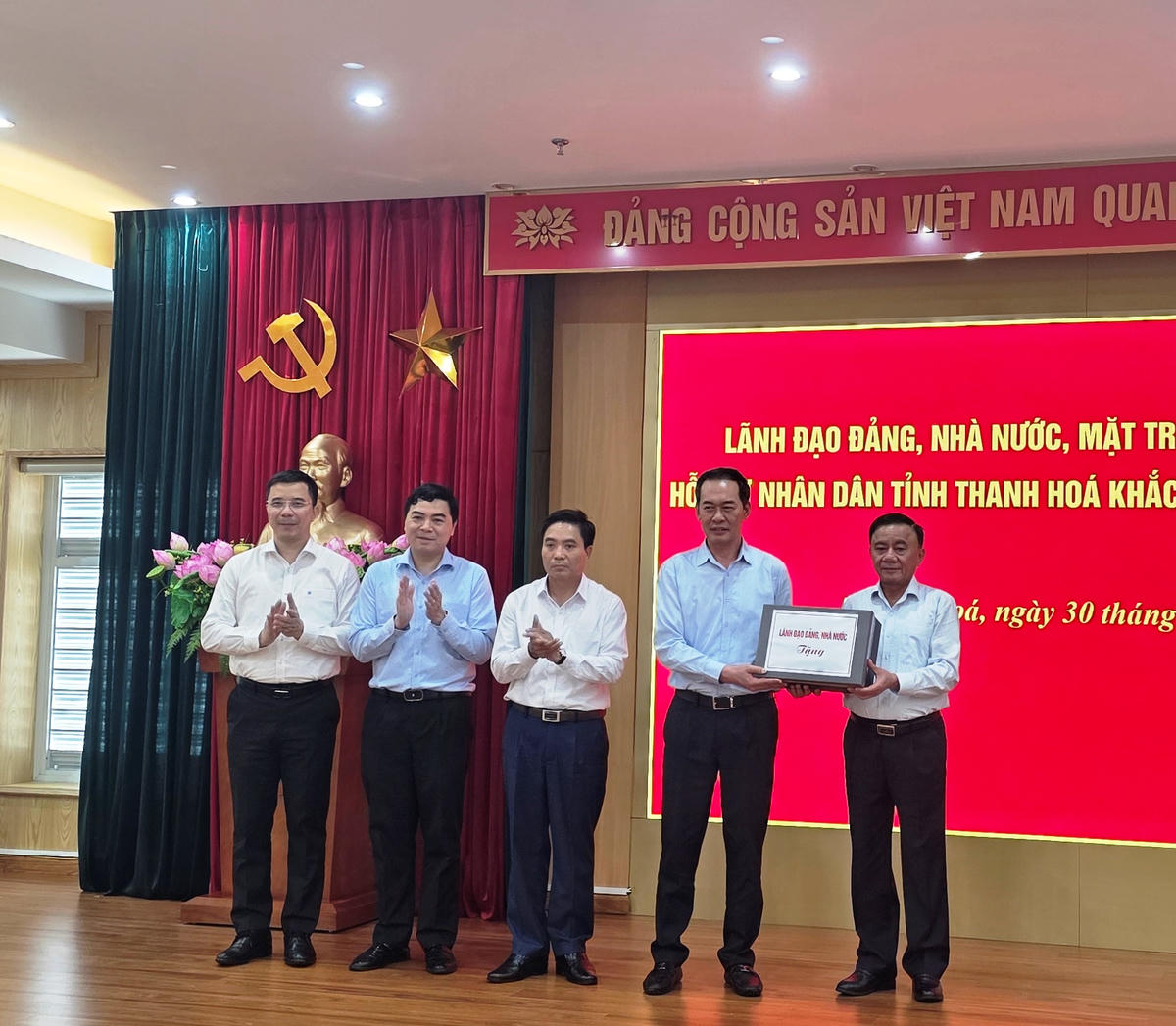 Thay mặt lãnh đạo Đảng và Nhà nước, ông Trần Cẩm Tú, Uỷ viên Bộ Chính trị, Thường trực Ban Bí thư đã trao tặng phần quá ý nghĩa tới người dân bị thiệt hại do bão số 10 gây ra tại Thanh Hóa. Ảnh: Nguyễn Chung.