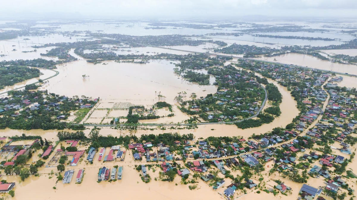 Do ảnh hưởng của hoàn lưu bão số 10 (Bualoi), từ chiều ngày 28/9 - 30/9, tại tỉnh Thanh Hóa có mưa lớn, cộng với việc xả lũ, đã khiến mực nước trên một số con sông lớn như sông Mã, sông Chu, sông Bưởi, sông Cầu Chày... dâng cao, gây ngập lụt nhiều khu dân cư ở các địa phương. Ảnh: Đình Minh