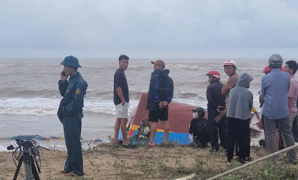 Lực lượng chức năng xác định, 2 thi thể vừa được phát hiện ở
bờ biển xã Bắc Trạch là của ngư dân trên 2 tàu cá gặp nạn ở khu vực sông Gianh.
Ảnh: BPQT.