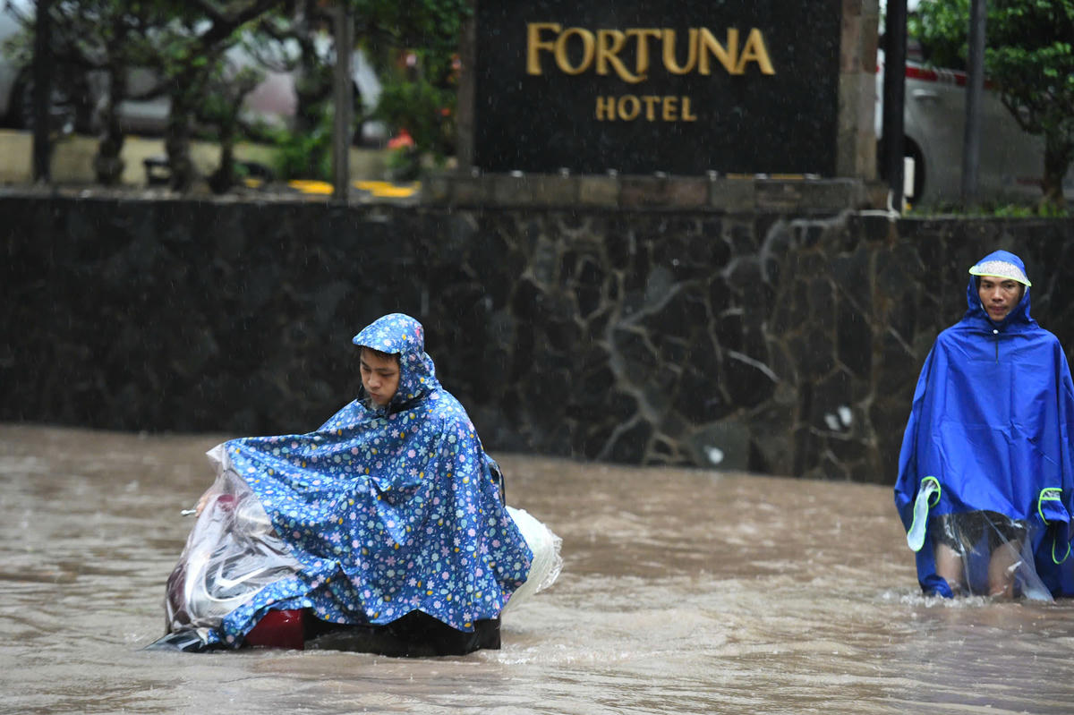 Tại tuyến phố Thái Hà - Láng Hạ nước ngập sâu khoảng 50-80 cm.