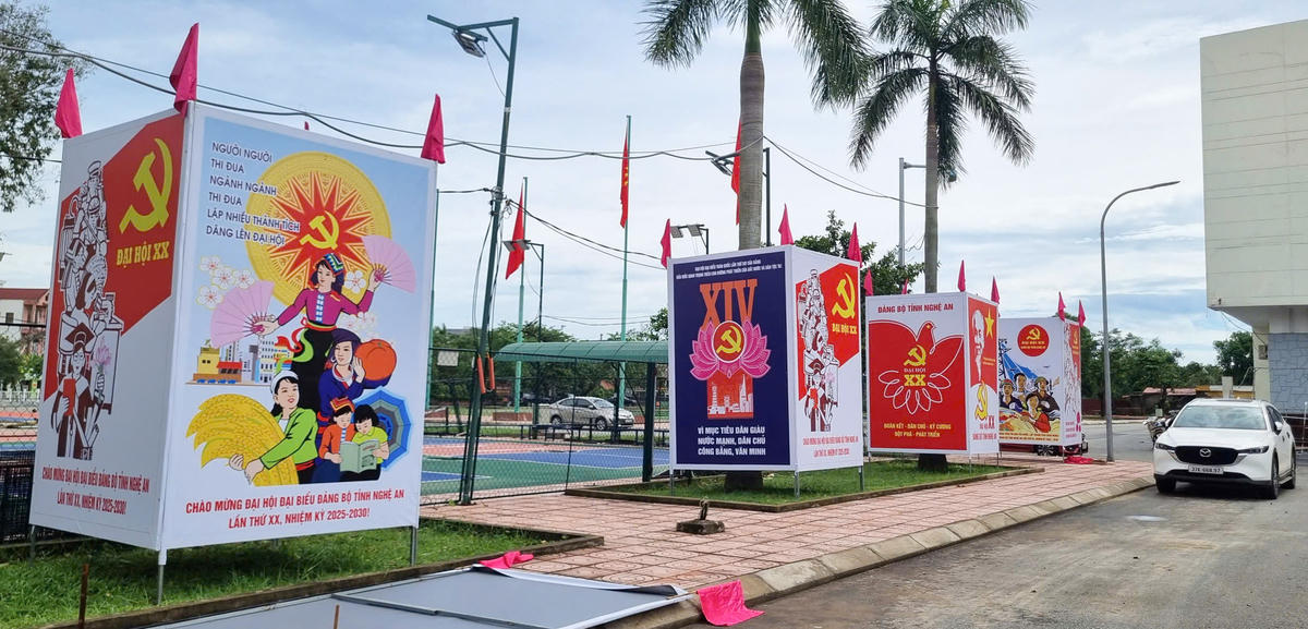 Sáng 30/9, tại nhiều địa điểm trung tâm phường Thành Vinh như Quảng trường Hồ Chí Minh, Nhà văn hóa Lao động, đường Lê Mao…, các biểu ngữ, pa-nô, áp phích tuyên truyền về Đại hội đại biểu Đảng bộ tỉnh Nghệ An lần thứ XX, nhiệm kỳ 2025-2030 đang được gấp rút lắp đặt. Mặc dù vừa trải qua bão số 10 với nhiều thiệt hại, song không khí chuẩn bị cho sự kiện chính trị trọng đại này vẫn khẩn trương, nghiêm túc và đầy khí thế. Ảnh: ĐB