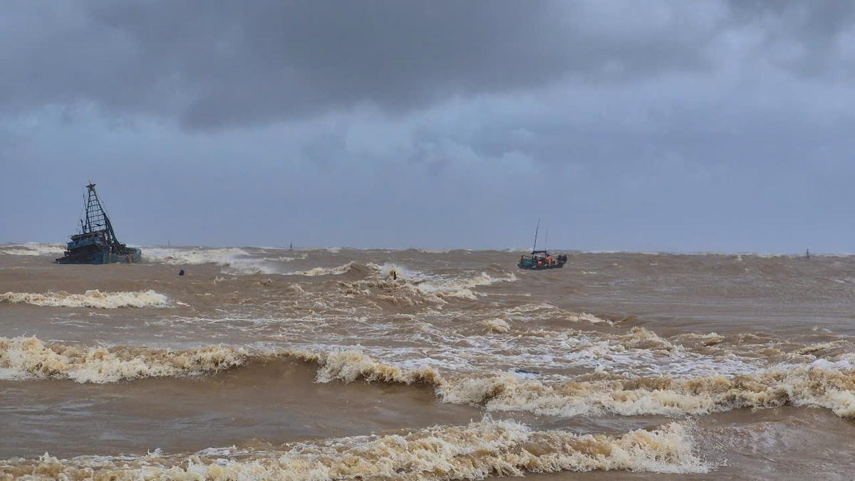 Chiếc thuyền do ông Thuận cầm lái, chở theo ông Dũng, ông Hiệu
vượt sóng to, gió lớn tiếp cận hiện trường, ứng cứu ngư dân gặp nạn. Ảnh: BPQT.