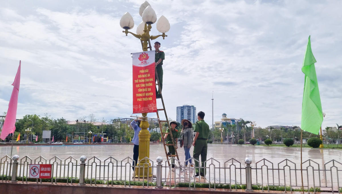Tại Quảng trường Hồ Chí Minh, Ban quản lý Quảng trường cũng đang treo các biểu ngữ tuyên truyền về Đại hội. Ảnh: ĐB
