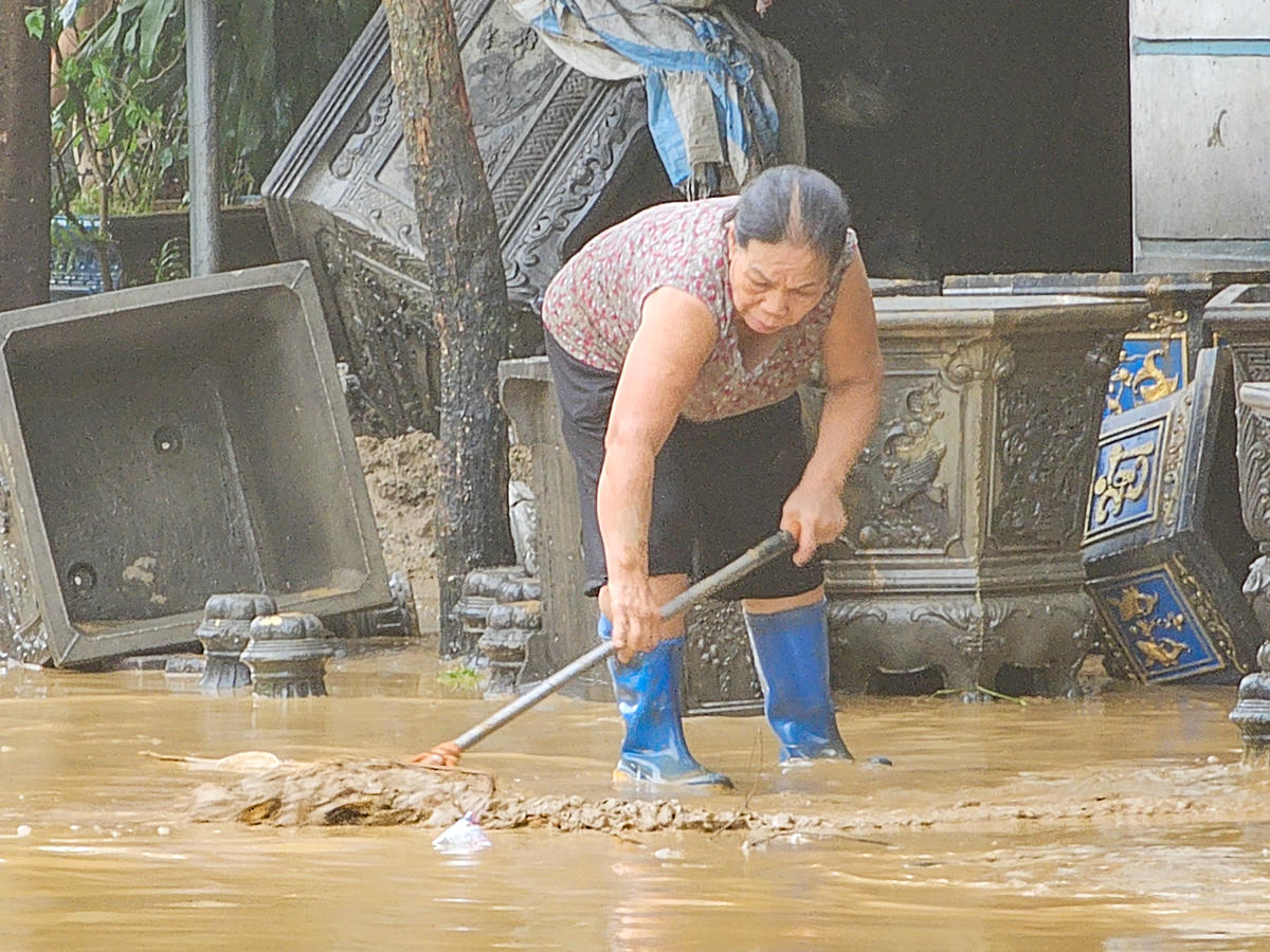 Công việc diễn ra khẩn trương, vất vả nhưng mọi người đều chung tay hỗ trợ nhau, vừa làm vừa động viên để sớm ổn định cuộc sống. Ảnh: Đình Minh