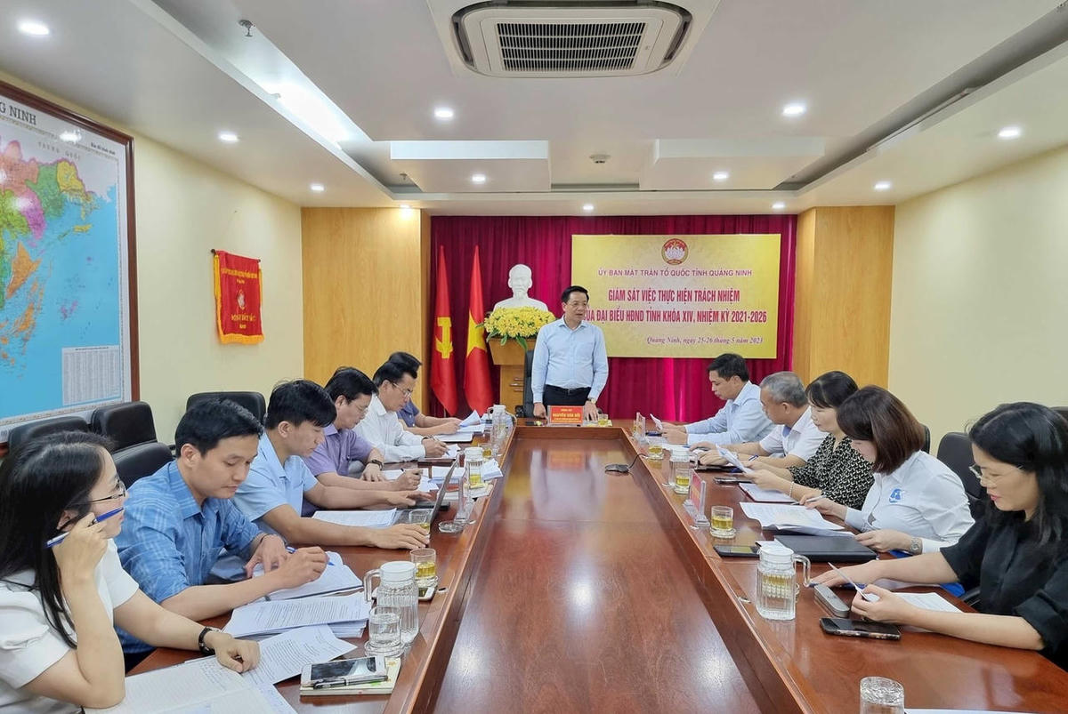 Chủ tịch Ủy ban MTTQ tỉnh Quảng Ninh Nguyễn Văn Hồi công bố quyết định giám sát của MTTQ với việc thực hiện trách nhiệm đại biểu HĐND tỉnh Quảng Ninh nhiệm kỳ 2021-2026. Ảnh: NN.