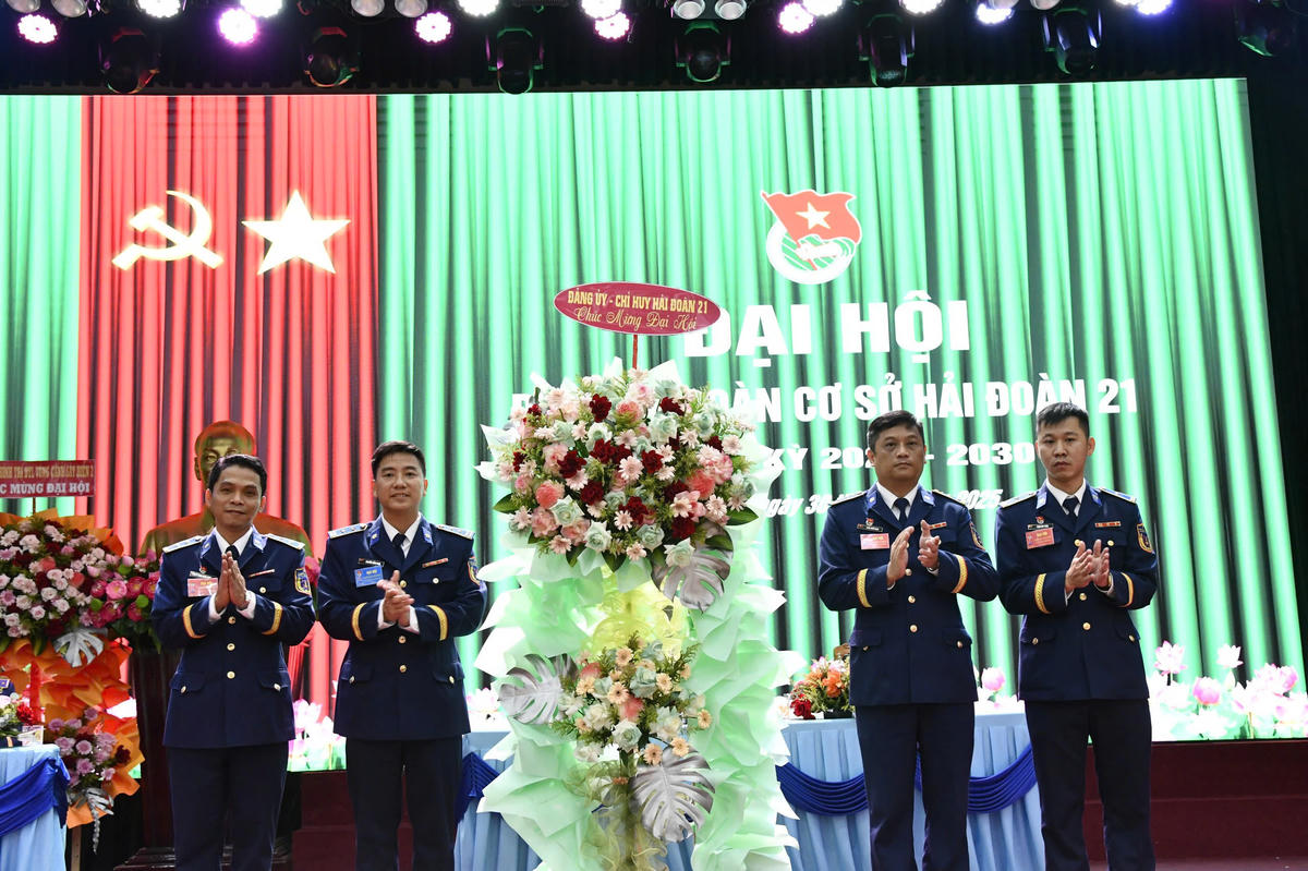 Đại diện Đảng ủy, Chỉ huy Hải đoàn tặng hoa chúc mừng Đại hội. Ảnh: CV.