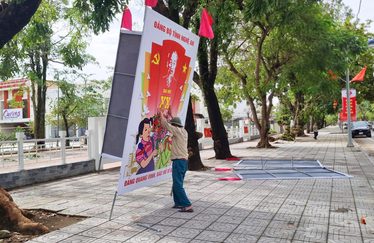 Dọc tuyến đường Lê Mao, phường Thành Vinh cũng được trang hoàng lại sau bão. Ảnh: ĐB