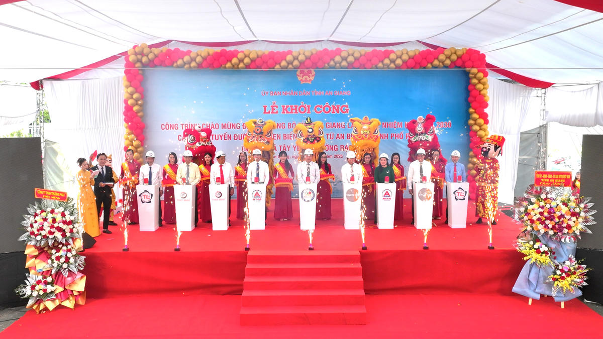 Các đại biểu thực hiện nghi thức khởi công. (ảnh: Phương Vũ)