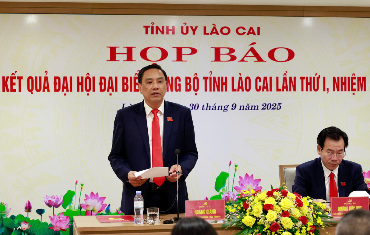 Ông Hoàng Giang - Phó Bí thư Thường trực Tỉnh ủy Lào Cai thông tin kết quả Đại hội tại họp báo. 