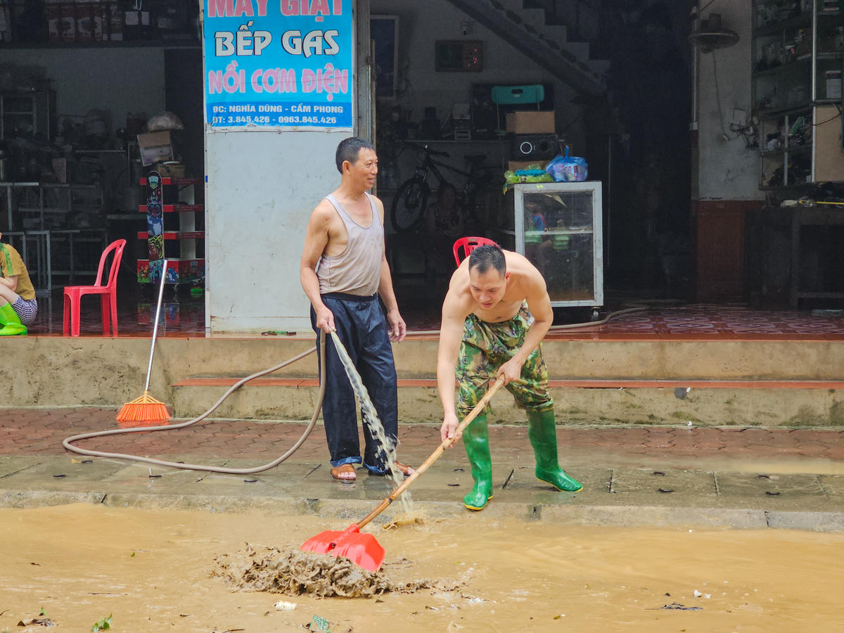 Ai nấy đều mang theo chổi, xẻng, cuốc, cào, hót rác để cào bùn, xúc đất. Ảnh: Đình Minh