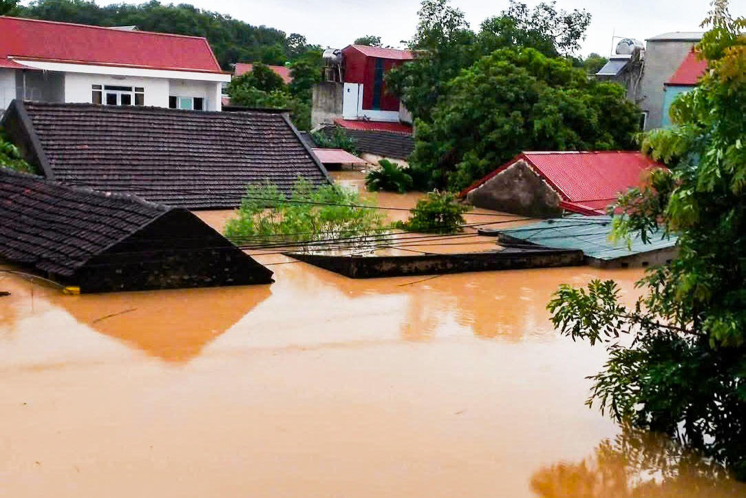 Tại xã Tây Đô, từ đêm 29/9, do mưa lớn và thủy điện Cẩm Thủy 1 xả lũ, đã khiến  mực nước sông Mã dâng cao, làm hàng trăm hộ dân ở thôn Yên Tôn Thượng và Phù Lưu bị ngập nặng trong sáng 30/9. Ảnh: Đình Minh
