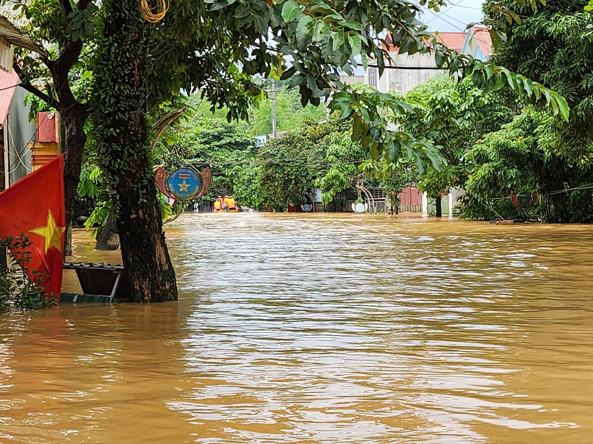Chiều 30/9, trời ngớt mưa, nước bắt đầu rút. Ảnh: Ngô Hùng.