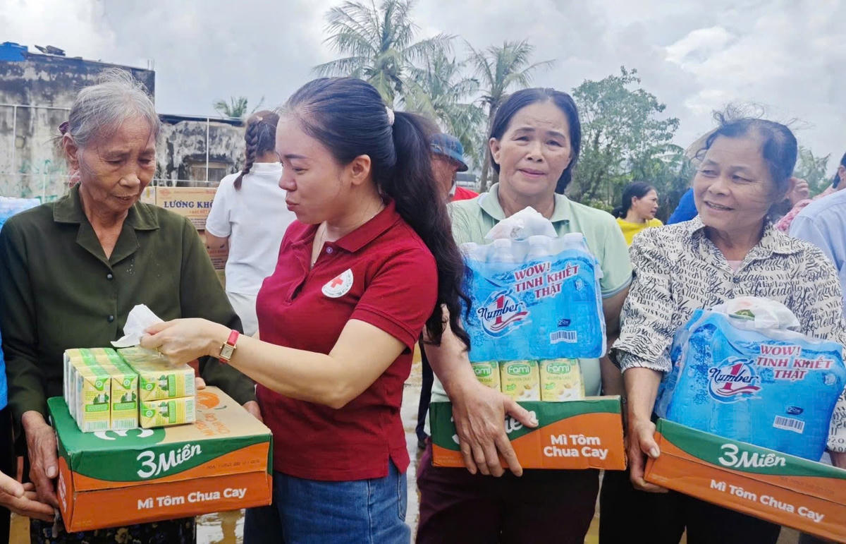 Hội Chữ thập đỏ tỉnh Thanh Hóa hỗ trợ người dân. Ảnh: Hội CTĐ Việt Nam.