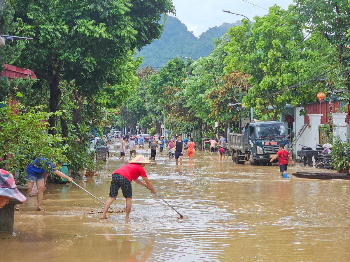 Tại tổ dân phố Phong Ý, xã Cẩm Thủy, sau khi nước rút, người dân khẩn trương bắt tay vào dọn dẹp, vệ sinh nhà cửa và đường sá. Ảnh: Đình Minh.